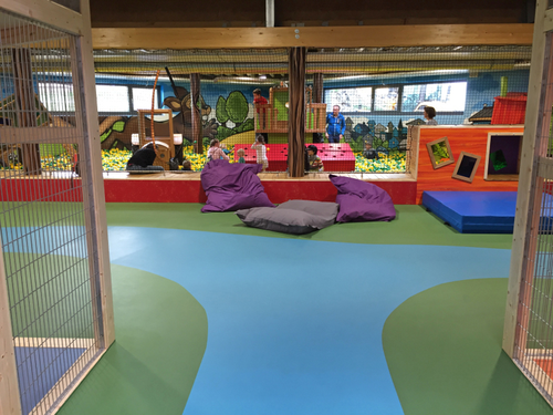 Sicheres Spielen auf playfix indoor: Der Ketteler Hof Indoor setzt in seinem Kleinkinder-Spielbereich auf den fugenlosen Spielplatzboden für Innenbereiche von BSW.